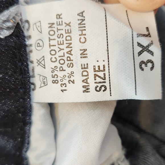 Distressed 3x jean denim shorts, cutoff look dark denim. Perfect for summer days - Picture 5 of 6